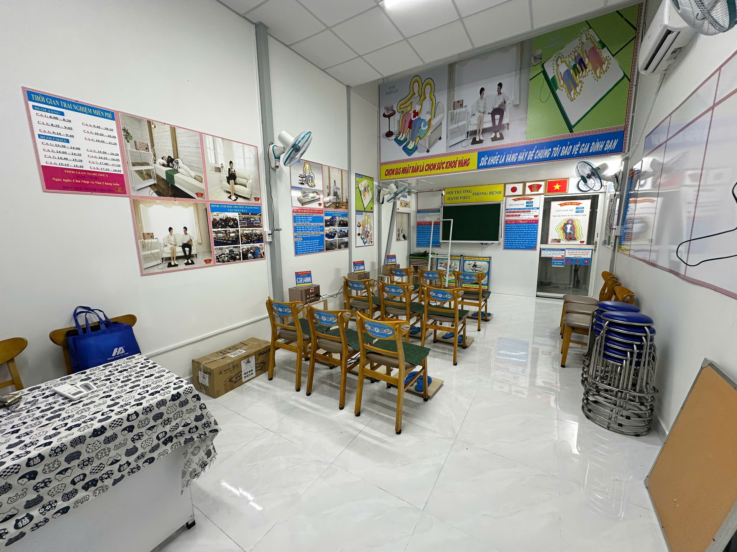 Không gian bên trong Showroom